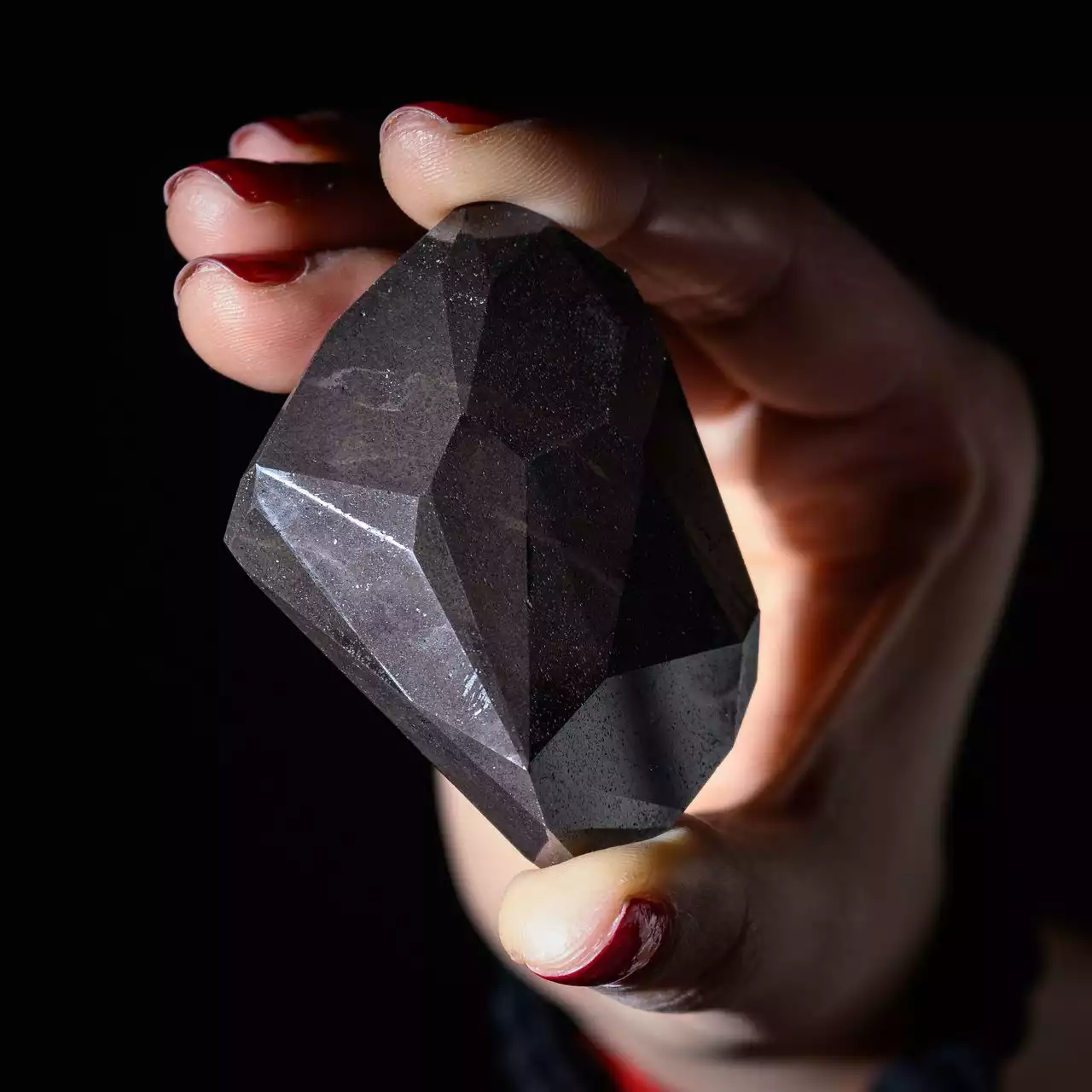 الماس سیاه چیست و چطور می‌توان آن را تشخیص داد؟