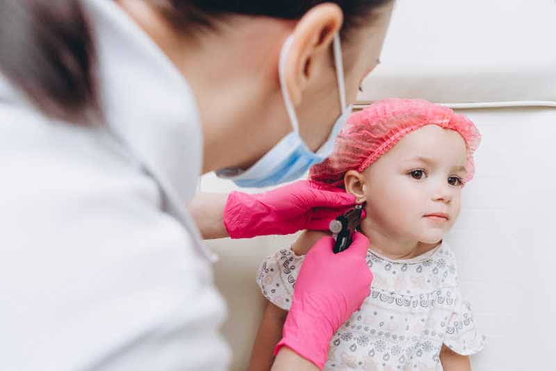 سوراخ کردن گوش نوزاد 